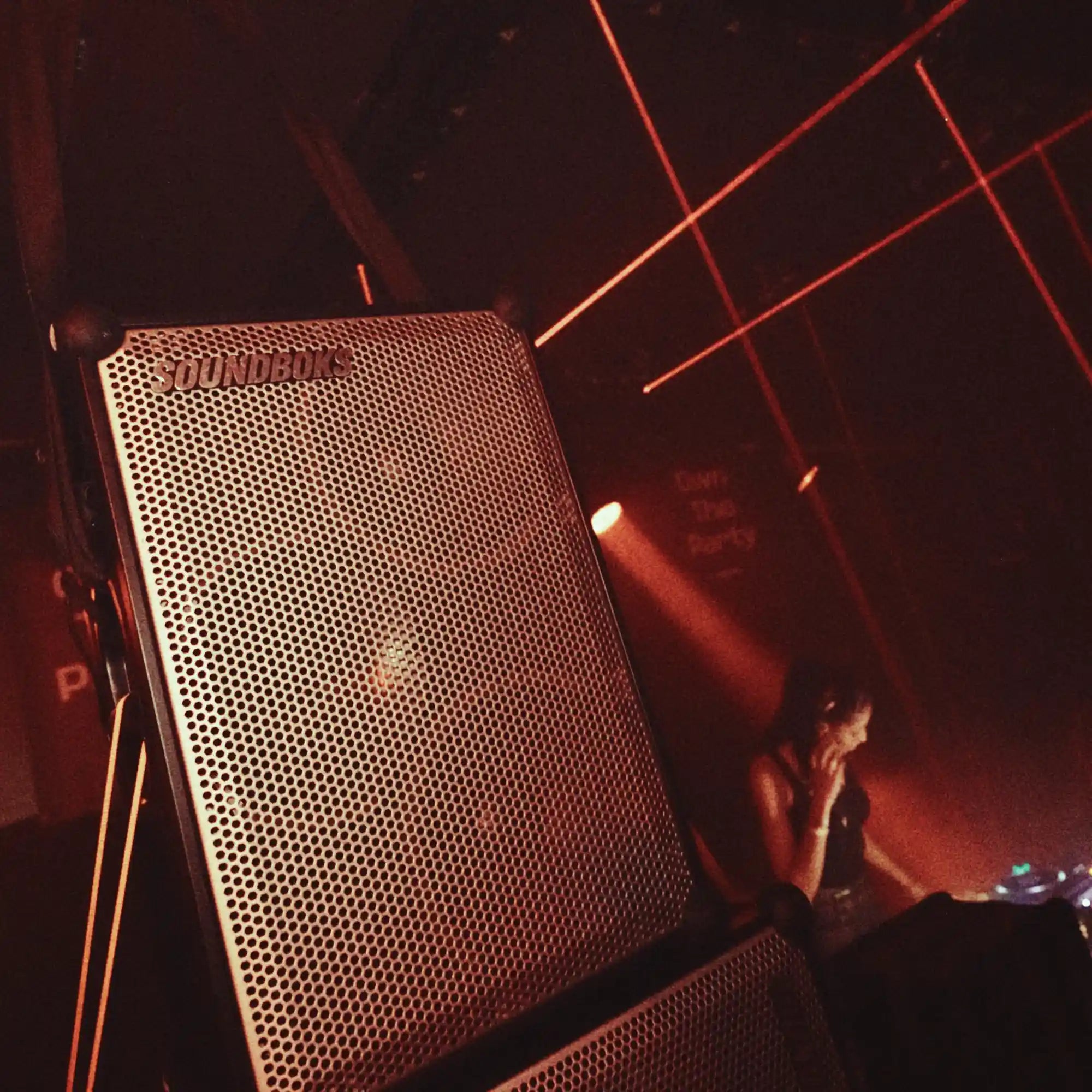 The Soundboks 4 in red strobe light#grillfarbe_metallgrau,en:grill-color_metallic-gray
